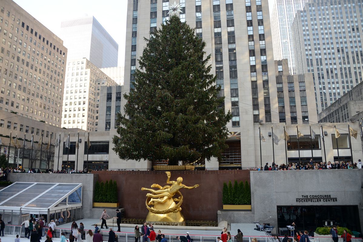 New York City Rockefeller Center 01 Christmas Tree And Statue Of Prometheus